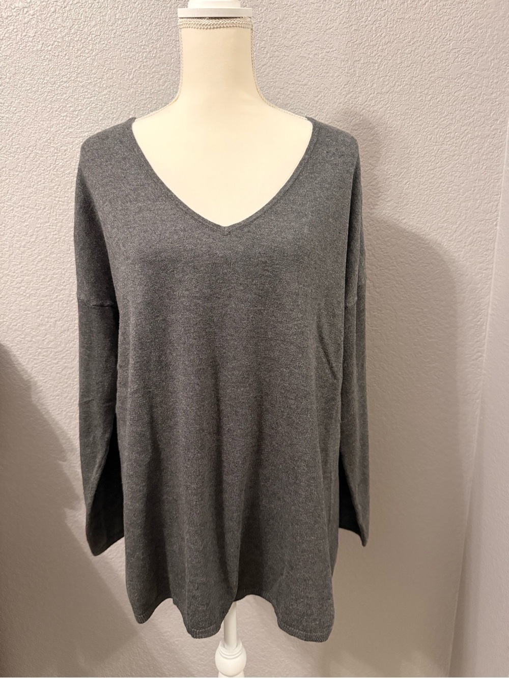 Old Navy Gray V-Neck Lightweight Knit Pullover Sweater